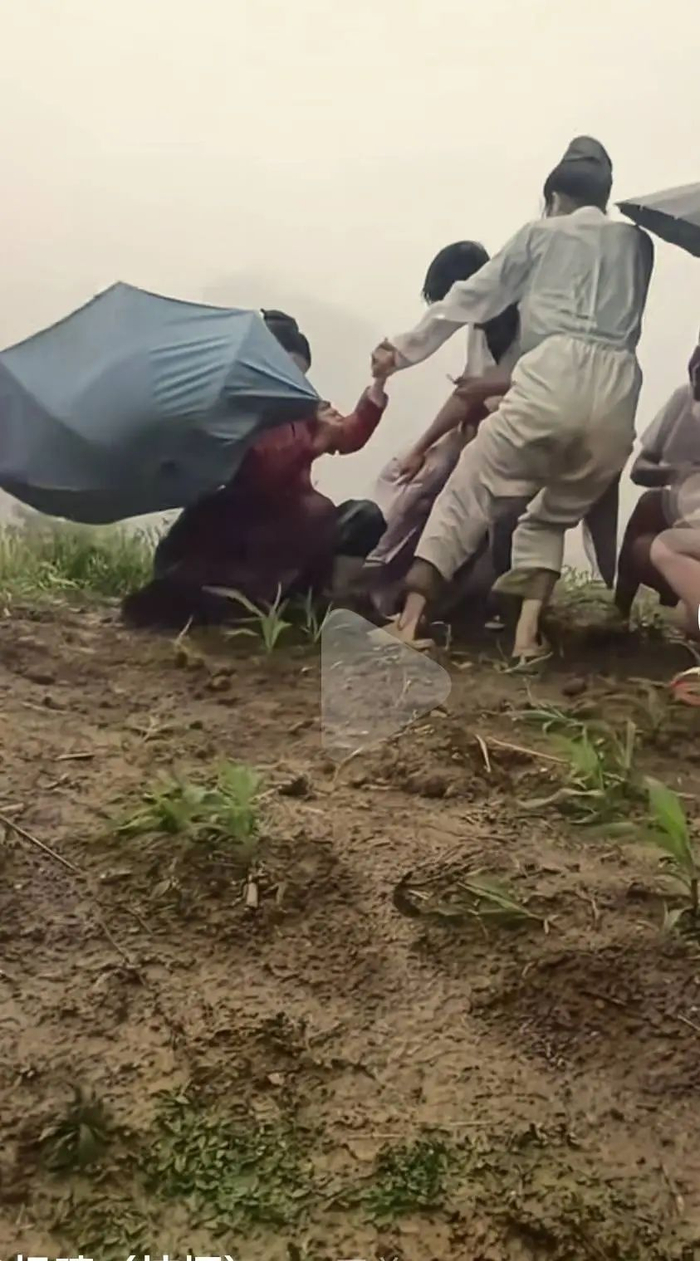 有演员被大风吹倒在地。网传视频截图 