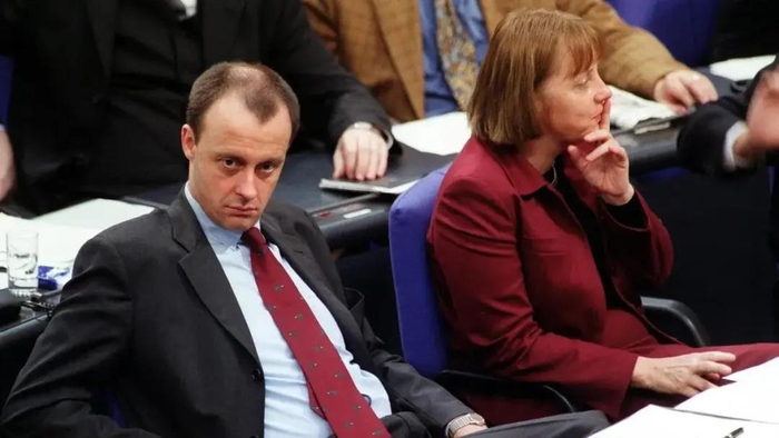 △2001年，默茨（左）与默克尔（右）