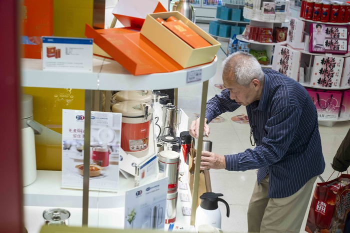 2025年5月6日，上海第一食品商店，一名老人试图选购咖啡器具和不锈钢水壶。