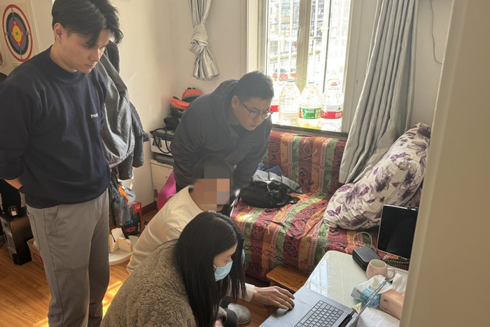 民警将王某抓获。上海市公安局 供图