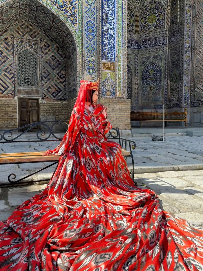 中国游客热衷于旅拍，不少人将这种旅拍，笑称为“流水线上的中亚公主”