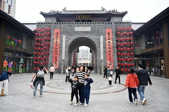 众多游客打卡“江北第一楼”。 徐州市委宣传部供图