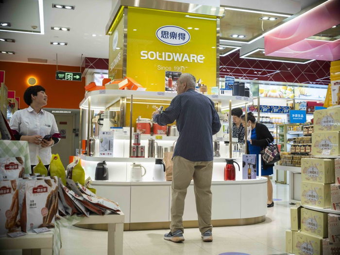 2025年5月6日，上海第一食品商店，一名老人试图选购咖啡器具和不锈钢水壶。