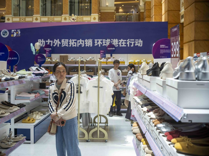 2025年5月4日，一名消费者在环球港出口转内销展销会现场。