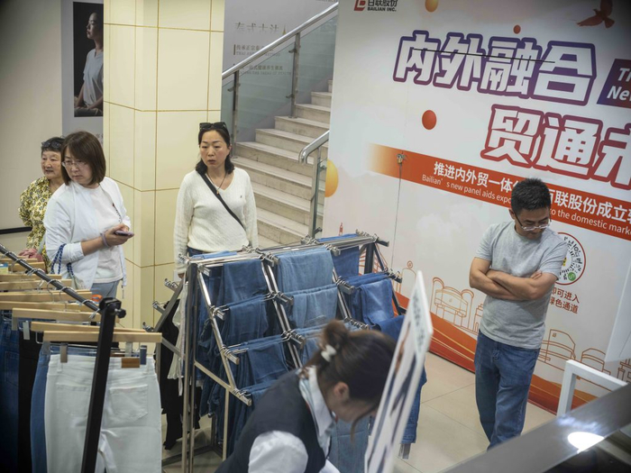 2025年5月6日，消费者在选购美国品牌的牛仔裤，出口公司带来290件共计10款牛仔裤在永安百货试水。