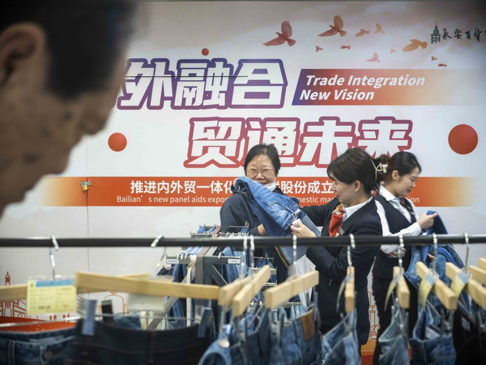 2025年5月6日，一个美国品牌在永安百货销售，不少消费者称是看了电视新闻后赶来购买。本文图片均为澎湃新闻记者 许海峰 图