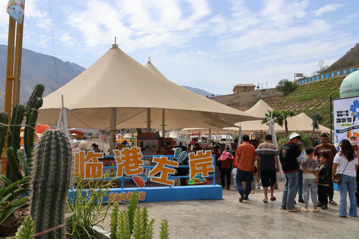 东川临港左岸帆船营地迎来大批游客。供图