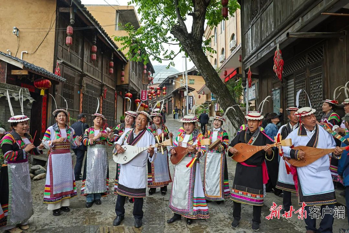 在文县铁楼藏族乡草河坝村白马山寨，土琵琶弹唱表演吸引游客驻足观赏。