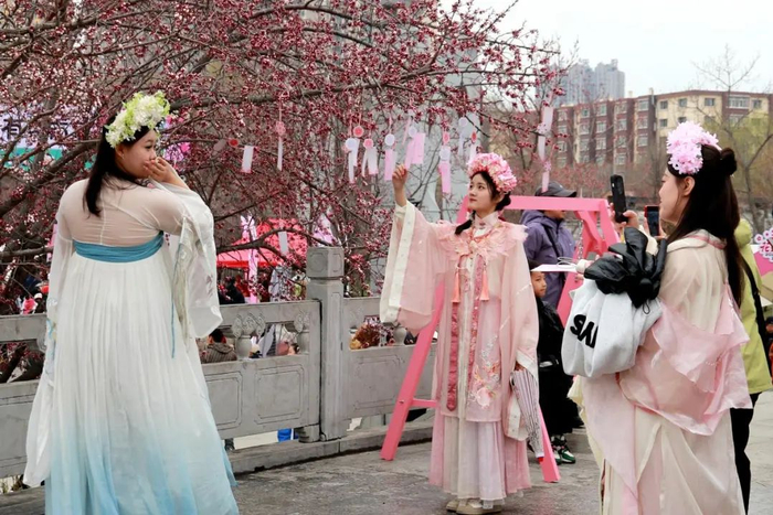 　　市民游客在杏花树前拍照打卡。佳木斯市委宣传部供图