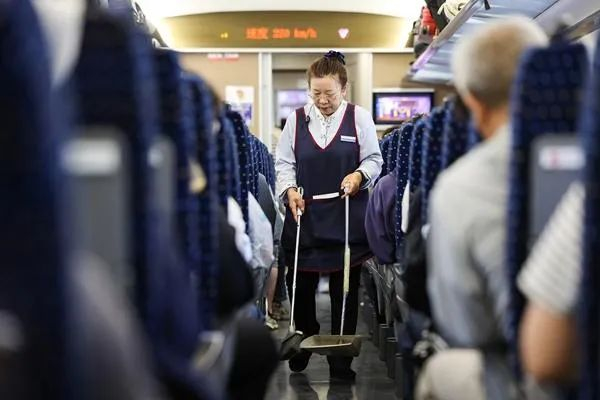 5月1日，西安北至武威东D2719次列车，保洁员正在打扫车厢。视觉中国供图