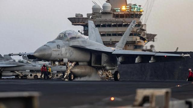 (资料图)5月2日,一架F/A-18F“超级大黄蜂”战机从“杜鲁门”号上准备弹射起飞 美国海军