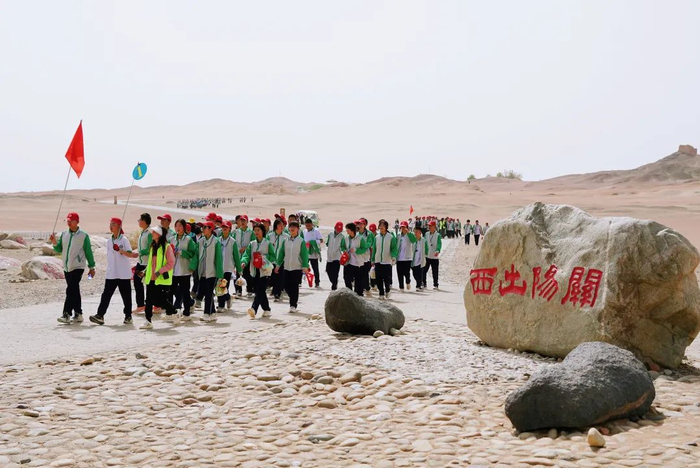 研学团队徒步阳关。（资料图）