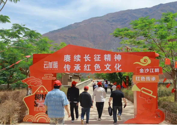 游客游览树桔红军渡红色文创展区。供图