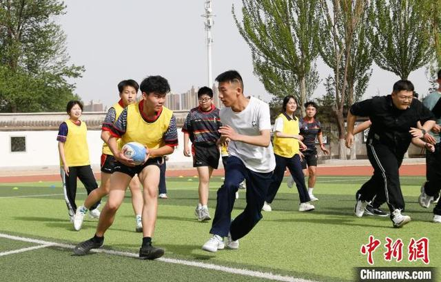 图为香港扶幼会则仁中心学校、西宁市第二十一中学学生开展橄榄球交流赛。马铭言 摄