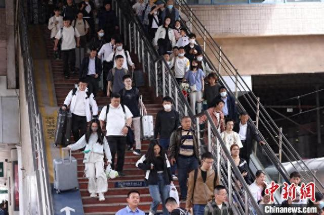 旅客在北京西站进站乘车。记者 贾天勇 摄