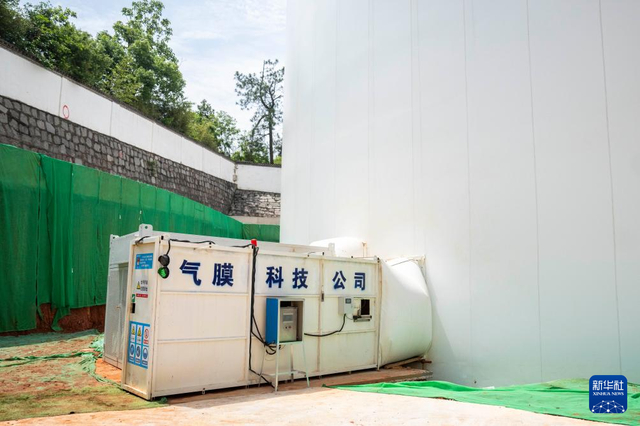这是5月6日在中储粮长沙直属库拍摄的气膜粮仓充气及气压监测设备。新华社记者 陈思汗 摄