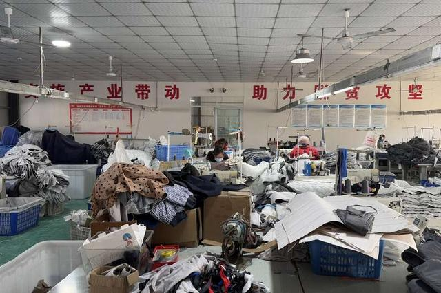 孙庄村“扶贫车间”衣馨缘服装厂里，几名贫困户女工正在制作厚实的棉坎肩。中青报·中青网见习记者 李梓昂/摄