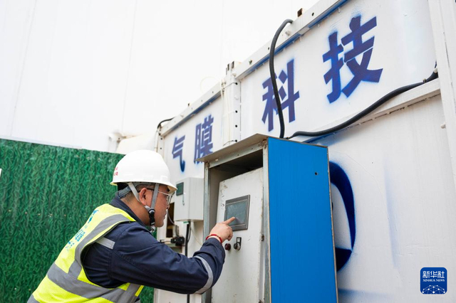 5月6日，在中储粮长沙直属库，技术人员在操作气膜粮仓充气及气压监测设备。新华社记者 陈思汗 摄