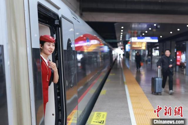 从北京南始发的G9次列车发车前，列车长确认旅客乘降状态。记者 贾天勇 摄