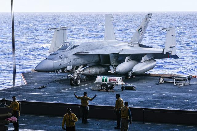 (资料图)2022年,正在CVN-68“尼米兹”号升降机上调运中的一架F/A-18E“超级大黄蜂”战机 美国海军