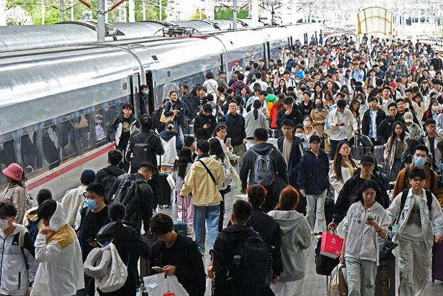 2025年5月5日，山东烟台站，旅客在乘车出行。视觉中国 图