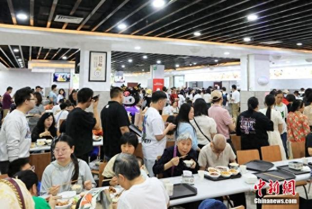 图为“五一”假期首日，重庆市荣昌区政府机关食堂人气火爆。中新社记者 周毅 摄