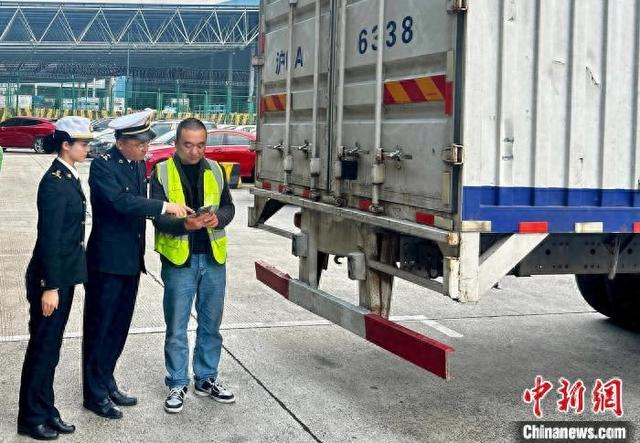 浦东国际机场海关完成首票“上海机场—苏州前置货站”出口货物智慧化监管实货测试。周佳欣 摄