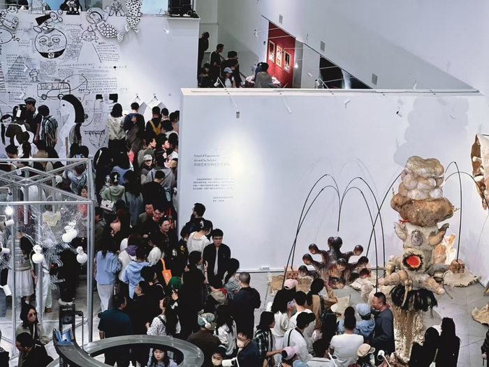 图为展览期间，观众在展品前排起长队，等待欣赏创意十足的作品。