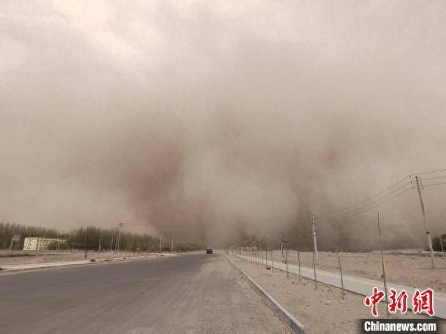 图为沙尘暴突袭格尔木市。青海省气象局供图