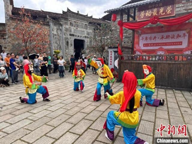 福建省邵武和平古镇傩舞表演。中新网记者张丽君摄