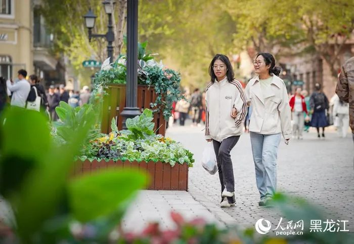 　　“五一”期间哈尔滨中央大街游人如织。人民网记者 张哲鑫摄