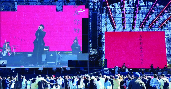 图为北京超级草莓音乐节现场，气氛火热。