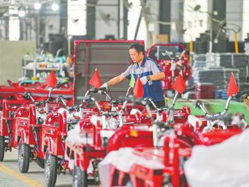 近日，在四川眉山天府新区视高工业园，工人在调试刚刚下线的电动三轮车。