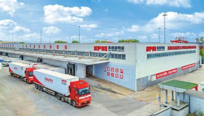 在成都国际铁路港完成中转作业后，泰国榴莲将通过冷链车队分别前往广州、嘉兴等地。 受访者供图