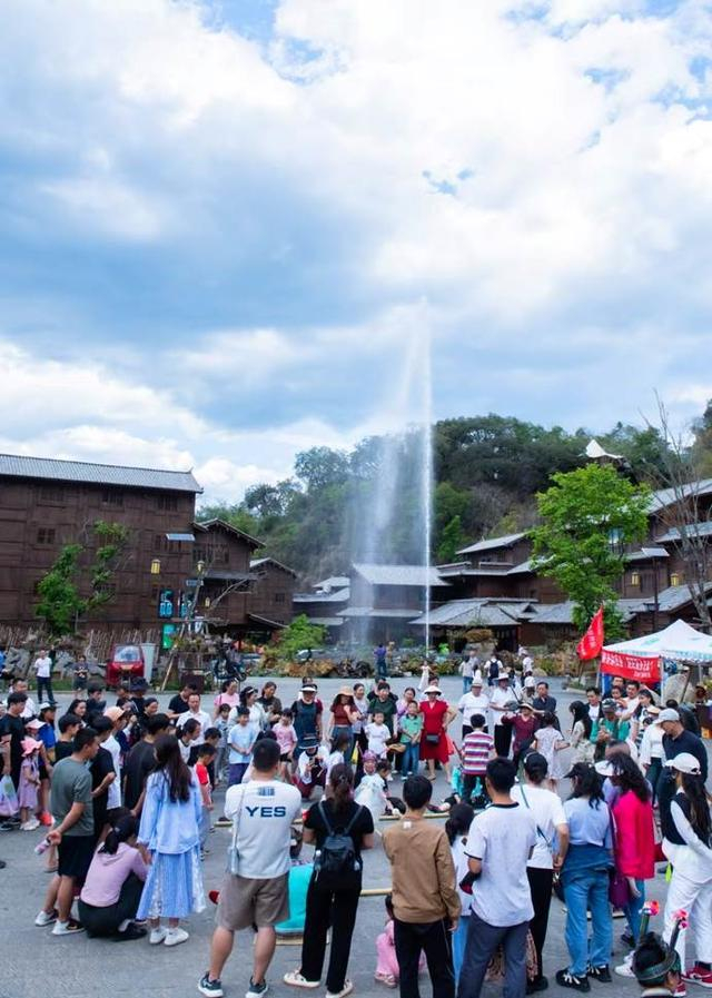 （图为广南县杨柳井乡六郎城线材秘境景区。2025年5月5日 胡俊、黄国旭摄）