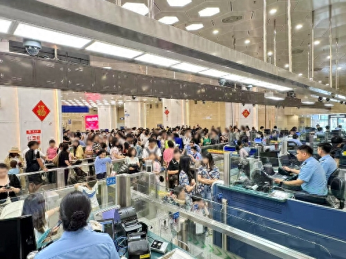 图为横琴口岸通关场景。（澳门特区治安警察局供图）