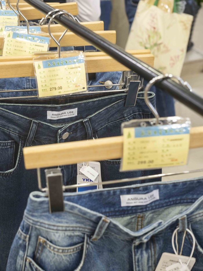 2025年5月6日，一个美国品牌的女式牛仔裤在永安百货销售，价格在159元-329元。