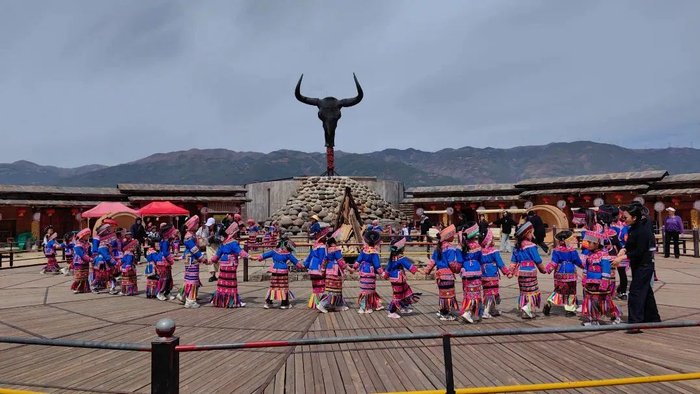 彝寨篝火晚会。供图