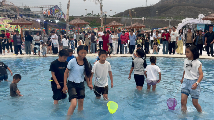 夜幕降临，东川大集上人头攒动。东川文旅投供图