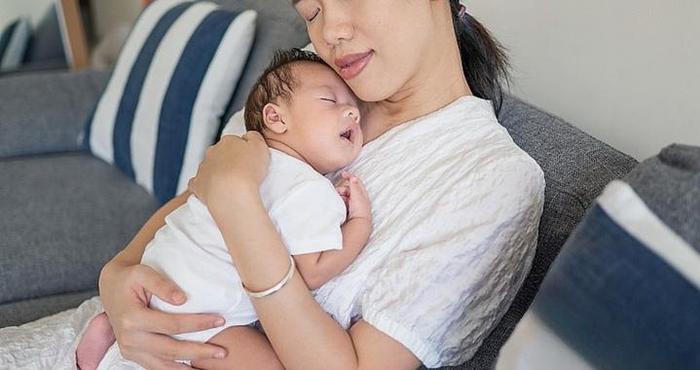 “多被抱”和“少被抱”的孩子，不用等长大，3方面差异就很明显