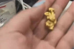 小女孩拿自家金饰去卖老板直接扣下