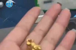 小女孩拿自家金饰去卖老板直接扣下