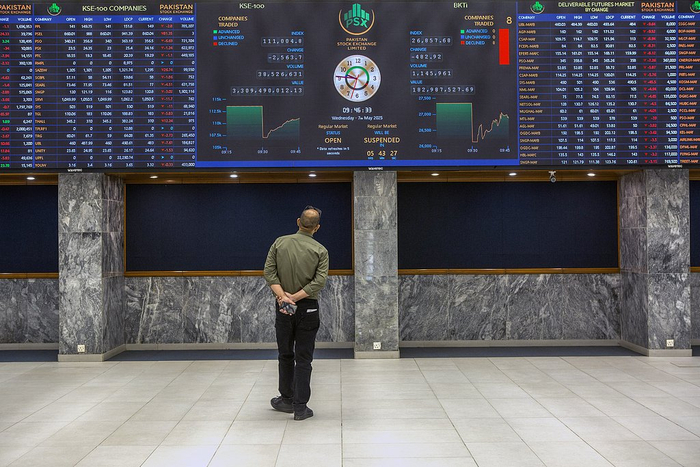 当地时间2025年5月7日，巴基斯坦卡拉奇，巴基斯坦证券交易所（PSE）展示股市信息。视觉中国 图