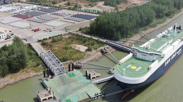 出口汽车依次驶入“安吉24”滚装船。赵栋鑫/摄