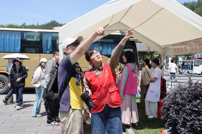 窑火红志愿者为热情游客服务