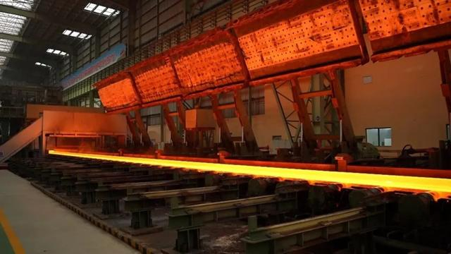 板材厂2250轧钢车间，钢坯4分钟内上演72变。