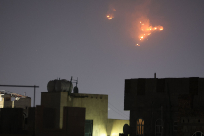 当地时间2025年4月28日，也门萨那，当地遭美军空袭。图/IC photo