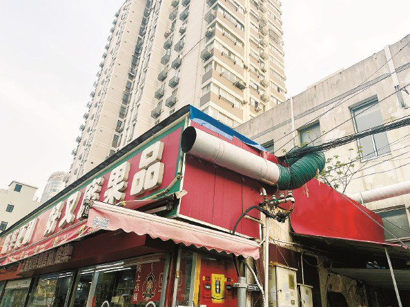             烧烤店的排烟口让居民叫苦不迭 受访者供图          
