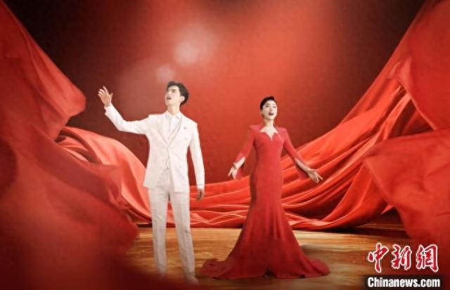 陈思思阿云嘎共唱《荣光》。 全总文工团供图