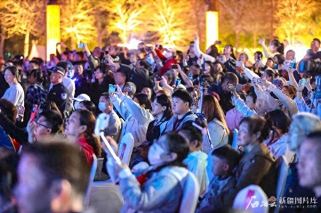 4月27日，以“灵壤博乐 海棠花开”为主题的第七届海棠文化旅游季系列活动拉开帷幕。楠登摄